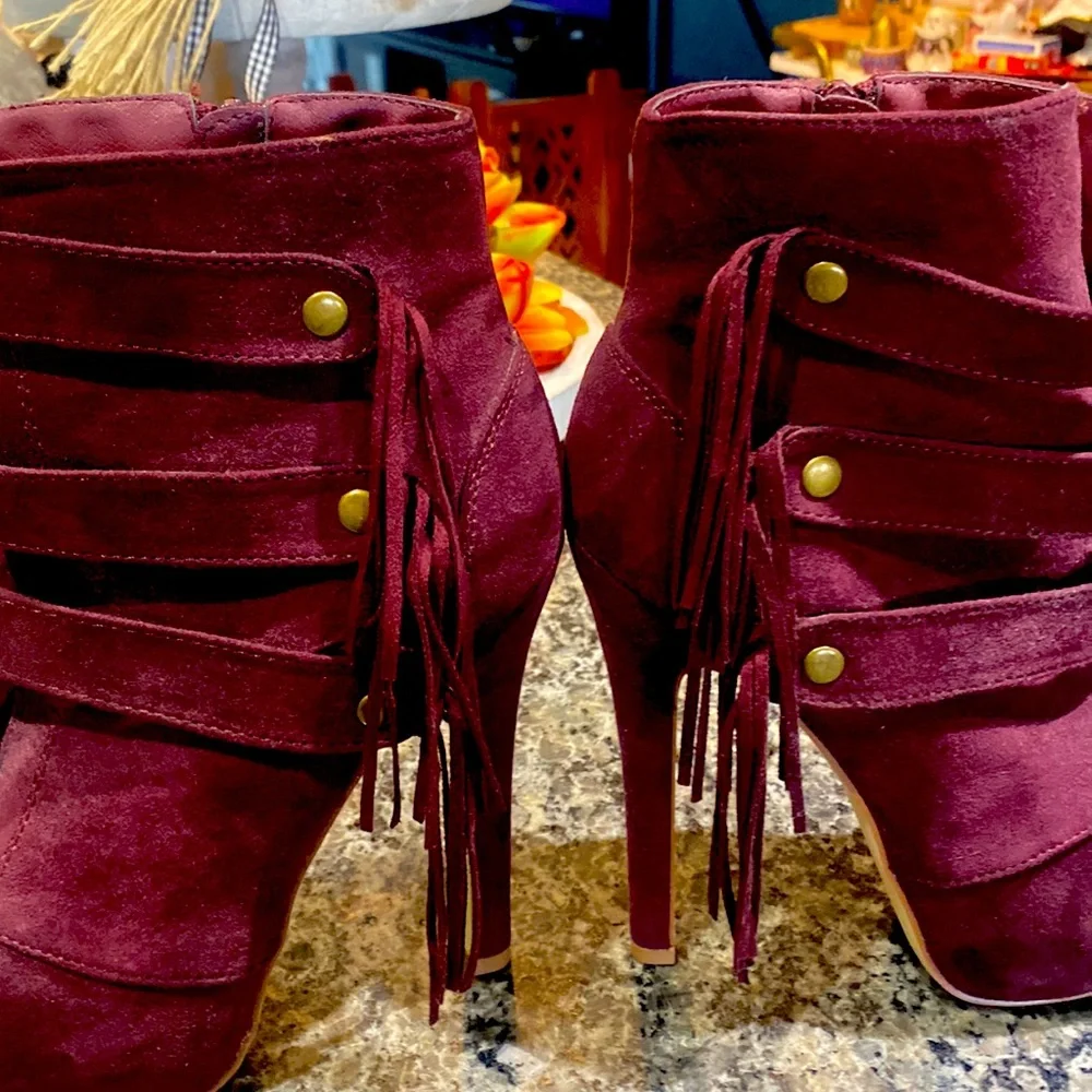 Suede Ankle Boots S7, Burgundy with fringe and metal details. Never worn!
